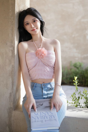 爸爸凌晨光腿光脚抱女儿看急诊