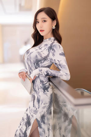 美女露出来了奶头